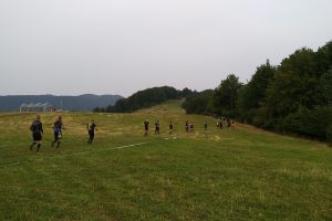 Pole pretekárov v okolí hornej stanice lanovky