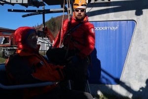 Nácvik evakuácie nízko nad zemou