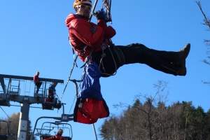 ... a nácvik evakuácie vysoko nad zemou