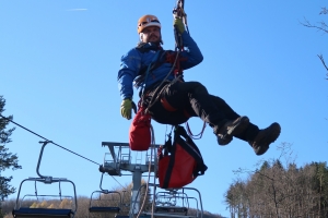 ... a nácvik evakuácie vysoko nad zemou