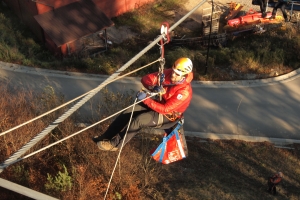 ... a nácvik evakuácie vysoko nad zemou