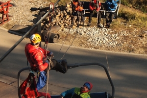 ... a nácvik evakuácie vysoko nad zemou