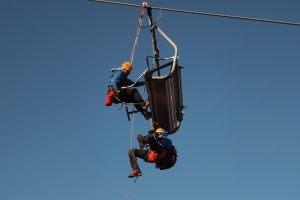 ... a nácvik evakuácie vysoko nad zemou