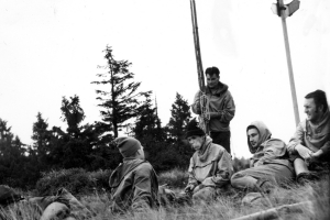 Tyčovanie MH v r. 1970, v strede stojaci Igor Izák, ved. okrsku 1960 - 1962