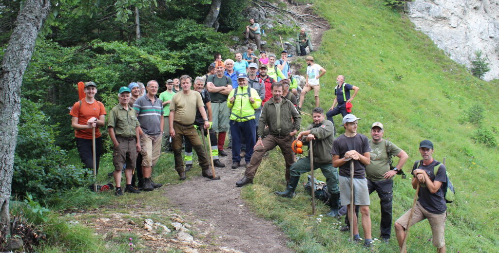 Brigáda na obnovenie turistického chodníka